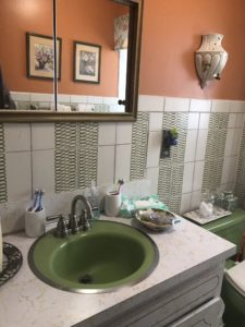 retro-avocado-bathroom