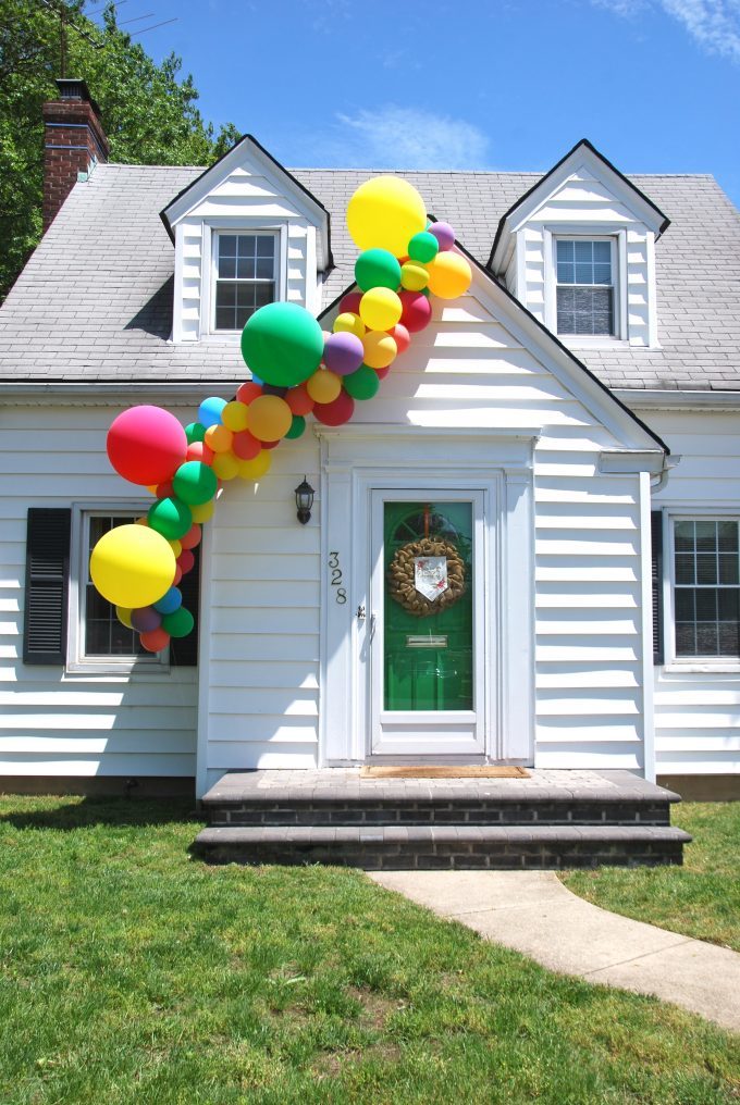 balloon-garland-display-on-house