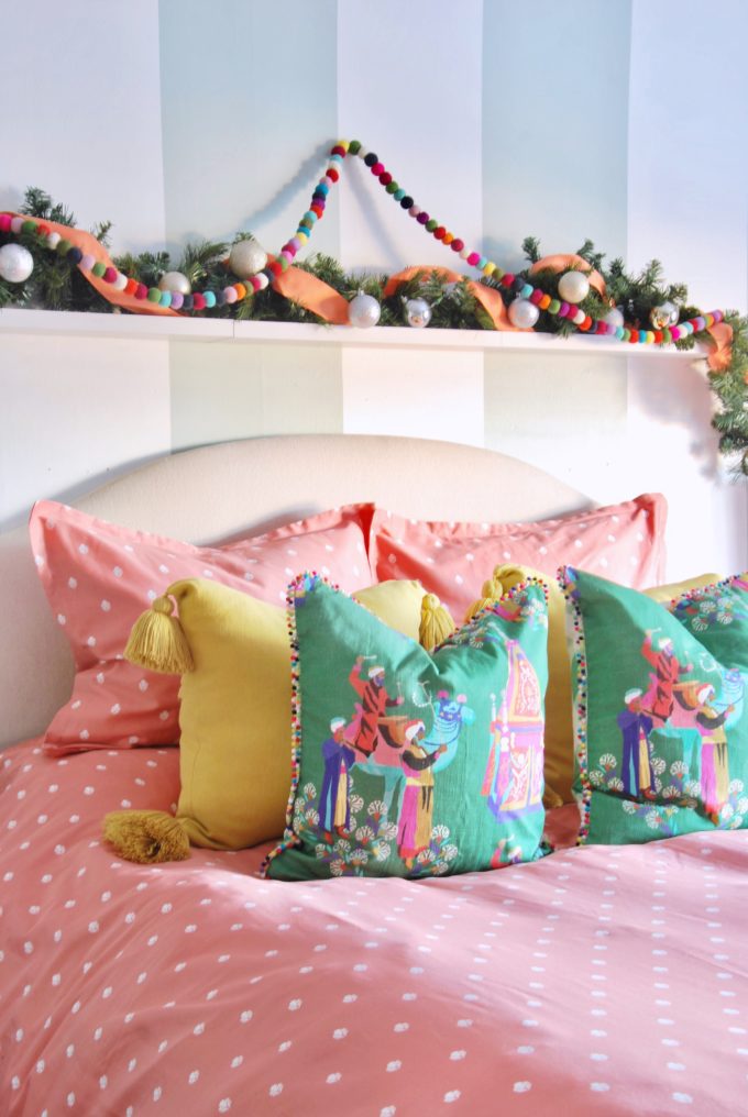 colorful-christmas-bedroom-design