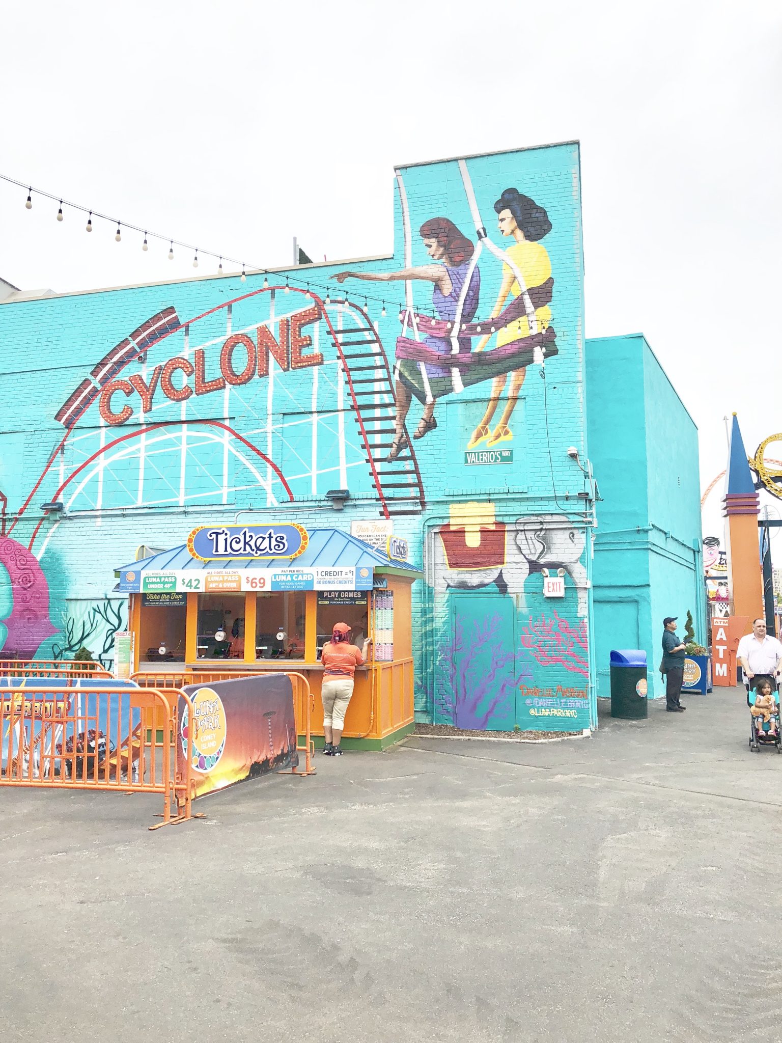 cyclone-wooden-rollercoaster-coney-island