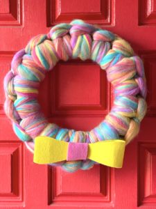 diy-rainbow-yarn-wreath
