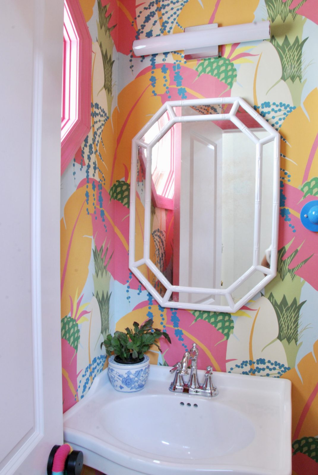 pink-and-pineapple-bathroom-design