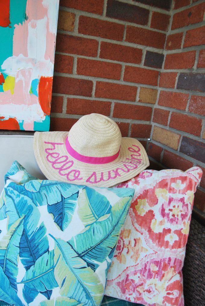 outdoor-pillows-with-colorful-pillows