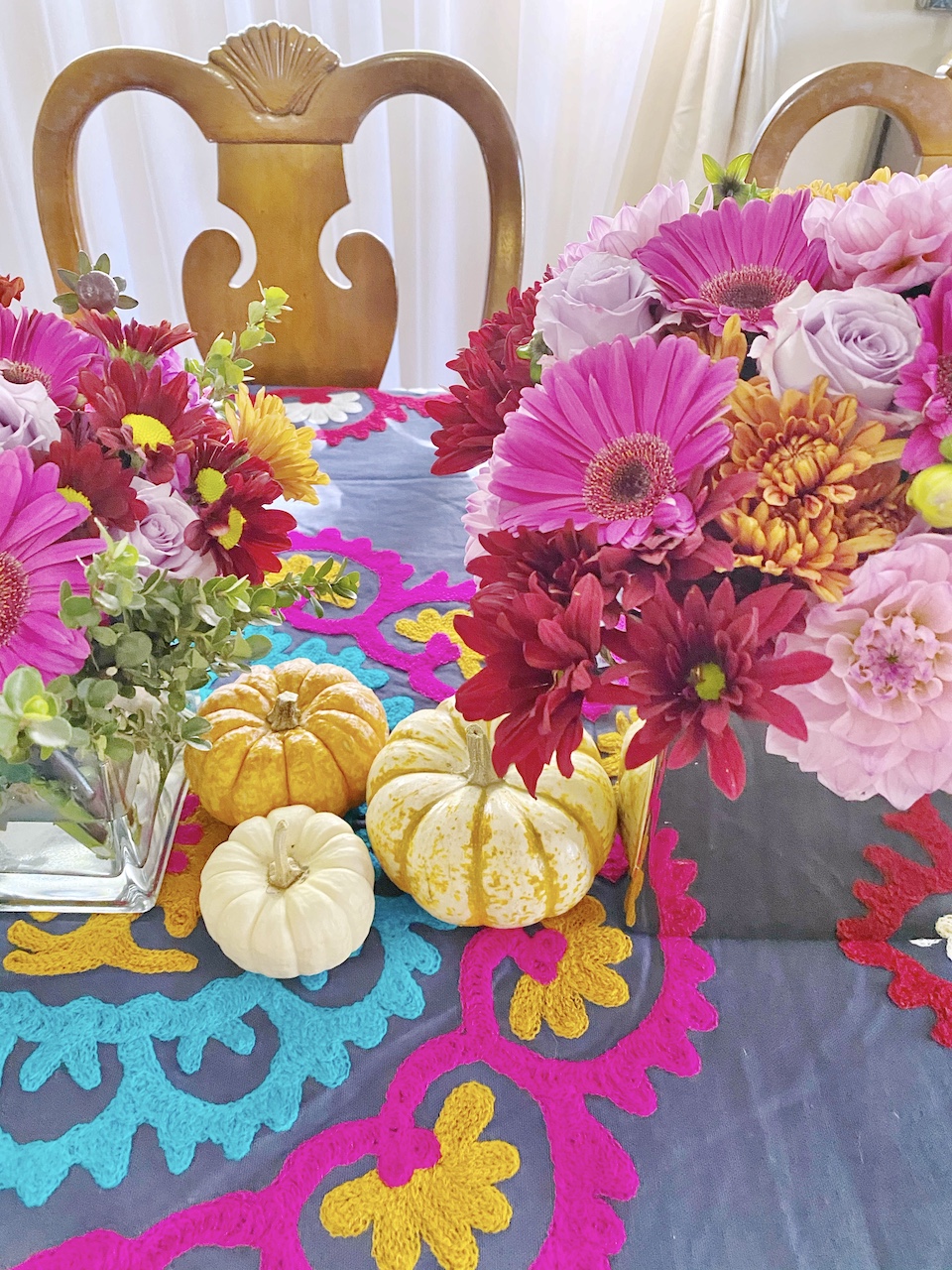pumpkins-and-floral-centerpiece