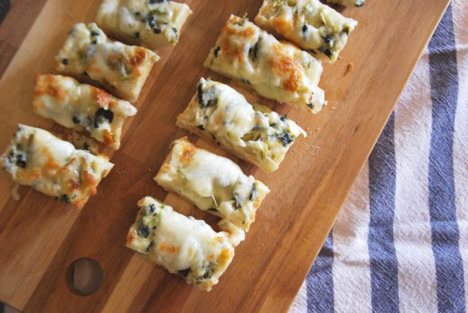 easy-spinach-and-artichoke-cheesy-bread-recipe